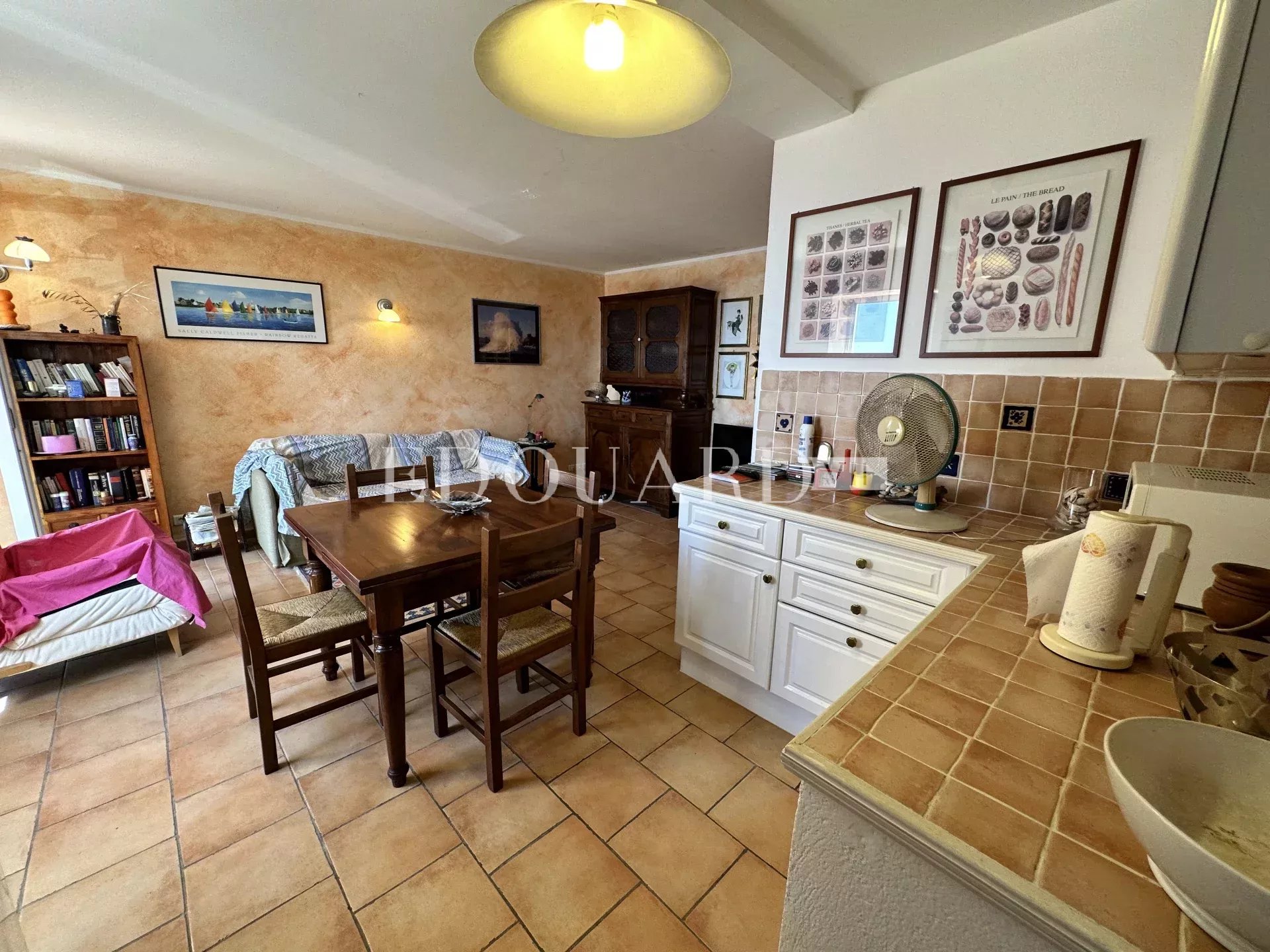 En exclusivité appartement triplex avec deux balcons, belle vue mer panoramique et spacieux garage