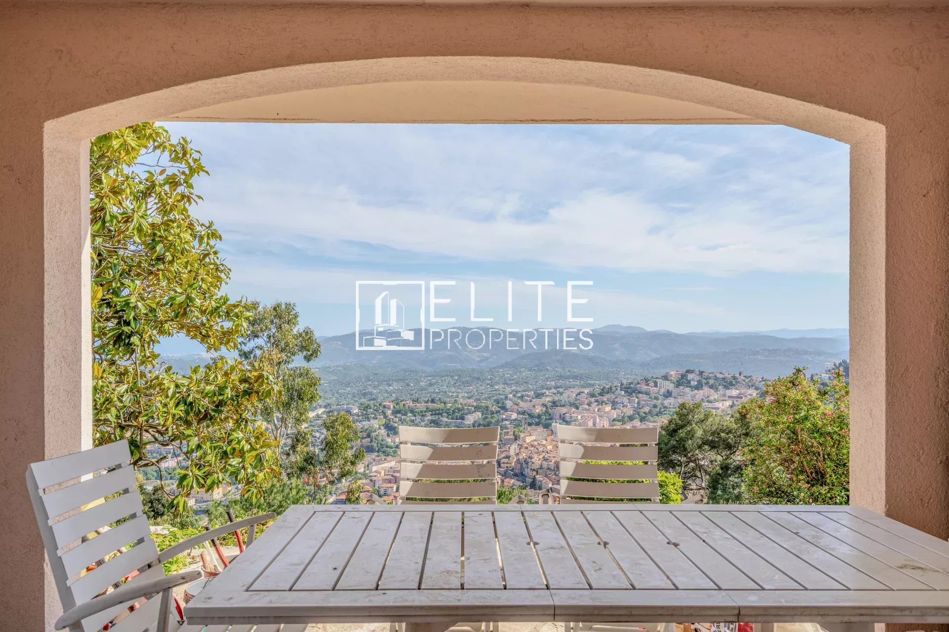 GRASSE - VILLA 221m2 6 pièces