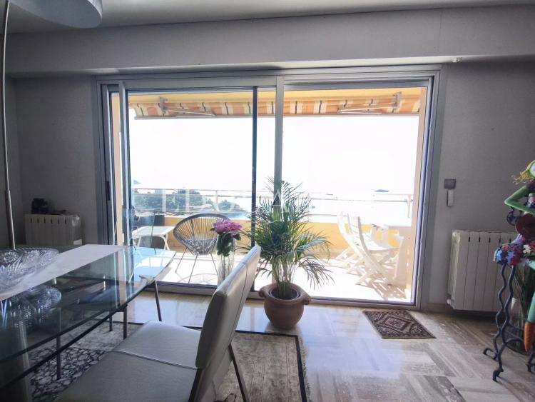 Aux portes de la Principauté de Monaco, superbe trois pièces à vendre avec terrasse et magnifique vue mer