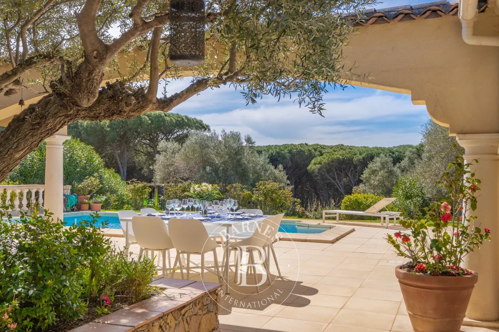 SAINT-RAPHAËL - VILLA DE STANDING DANS UN ENVIRONNEMENT PRÉSERVÉ