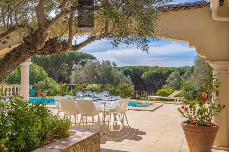 SAINT-RAPHAËL - VILLA DE STANDING DANS UN ENVIRONNEMENT PRÉSERVÉ