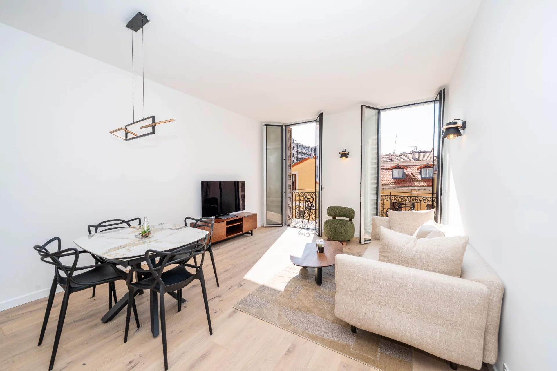 CANNES RUE HOCHE - 4P - DERNIER ETAGE - BALCON - RENOVATION HAUT DE GAMME