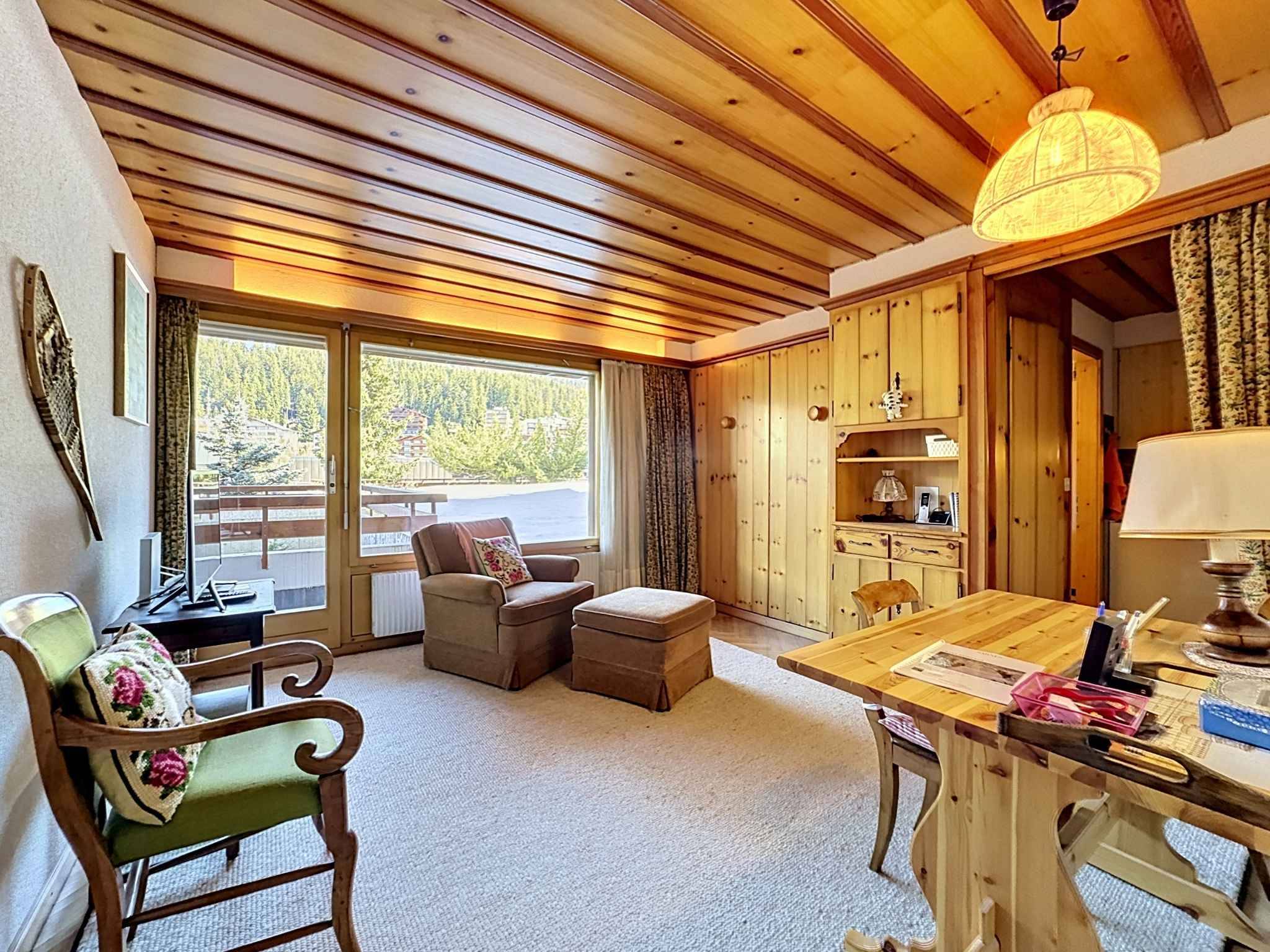 Appartement de 6.5 pièces en attique face au golf avec superbe vue + studio