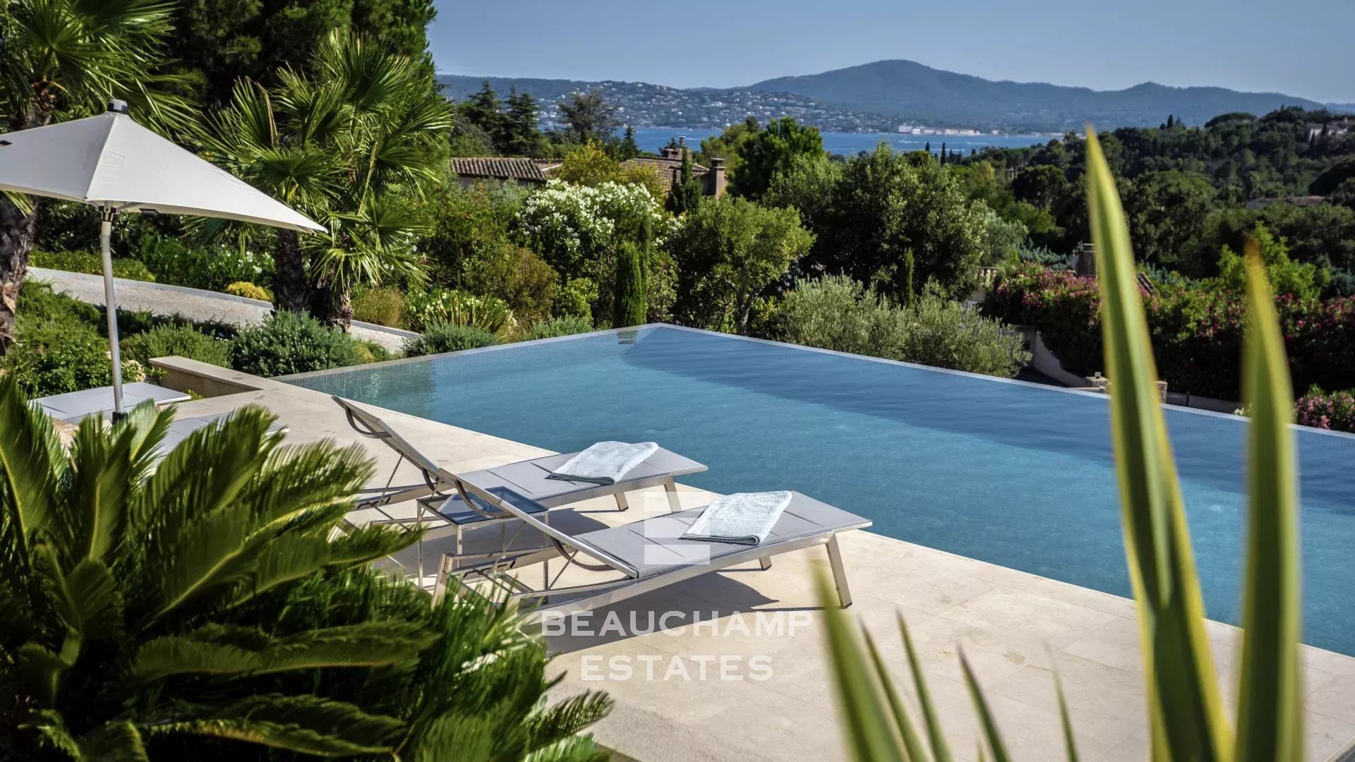 Villa d'exception avec vue mer dans le domaine privé de Beauvallon
