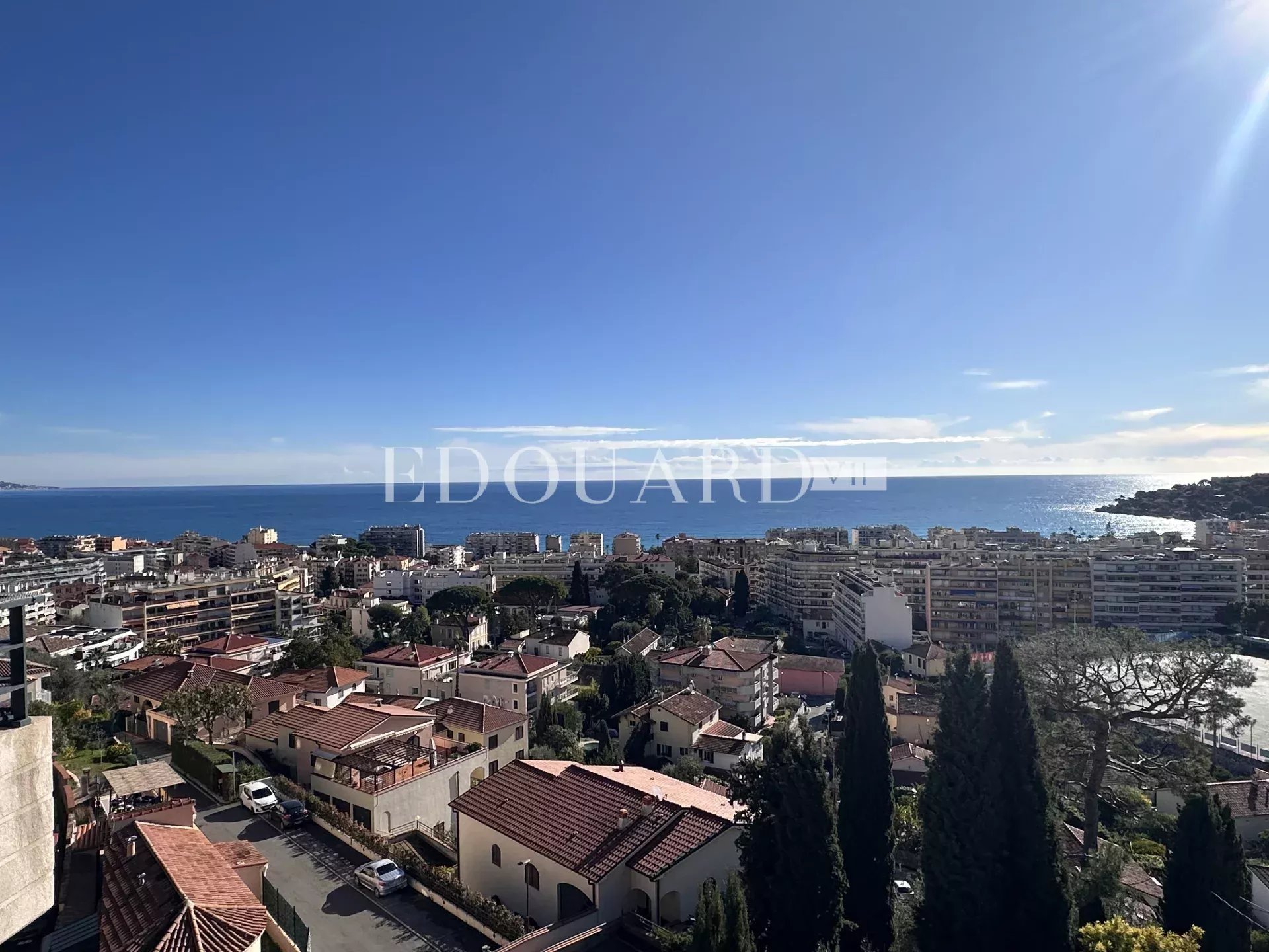 Superbe trois pièces en dernier étage avec spectaculaire terrasse et magnifique vue mer panoramique