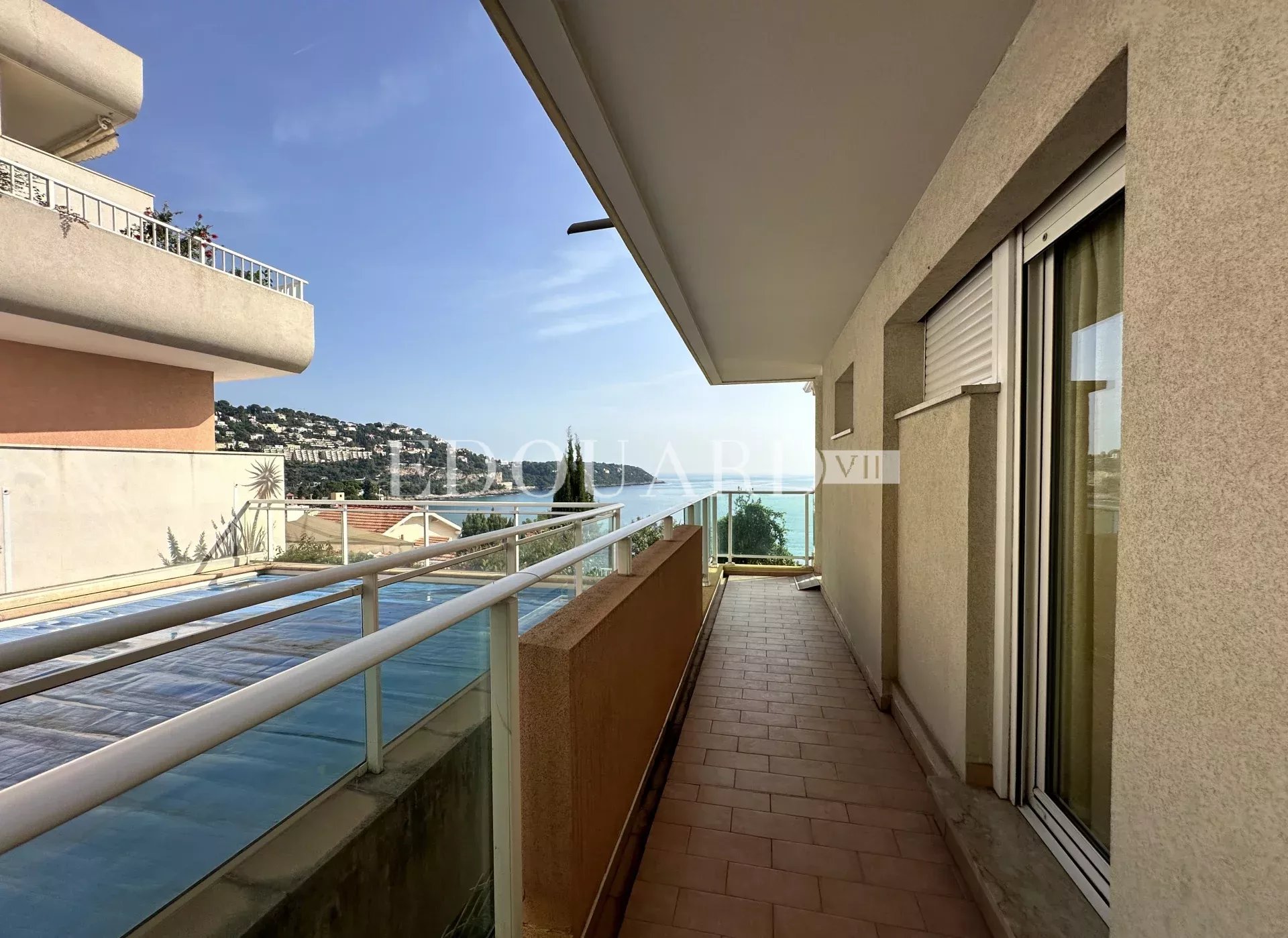 En exclusivité deux pièces avec terrasse, magnifique vue mer panoramique et spacieux parking