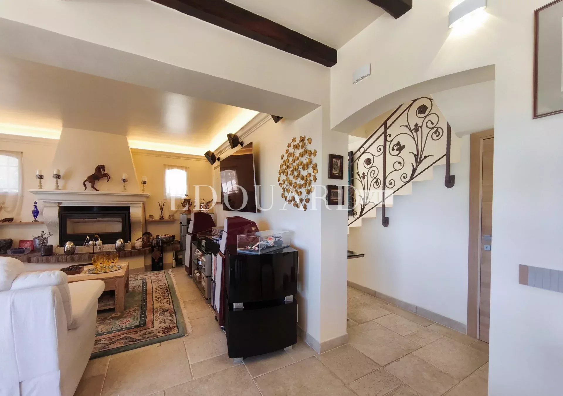 Splendide propriété de 300 m² en excellent état avec home cinéma, superbe piscine et pool house