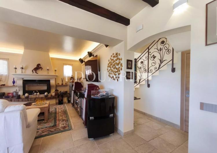 Splendide propriété de 300 m² en excellent état avec home cinéma, superbe piscine et pool house