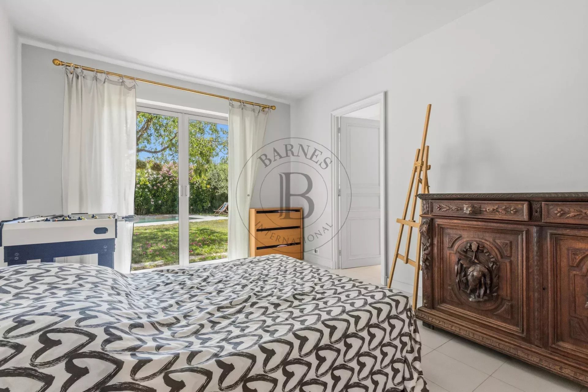 MOUGINS - VILLA AU CALME