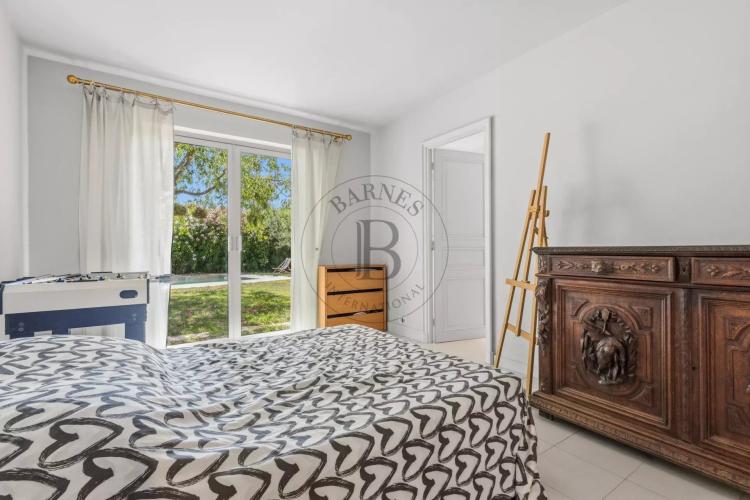 MOUGINS - VILLA AU CALME