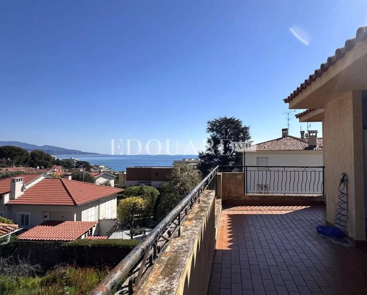 Maison à vendre sur le Plateau du Cap, avec fort potentiel et nombreuses possibilités d’aménagement
