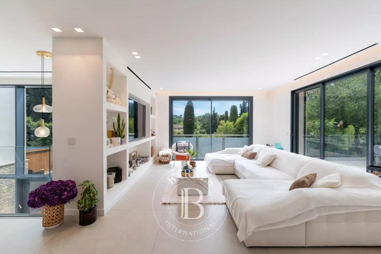 5mn de Valbonne - Magnifique maison contemporaine – 5 chambres – Domotique – Piscine – Studio indépendant