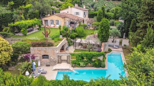 PROCHE MOUGINS - VILLA DE CHARME - AU CALME