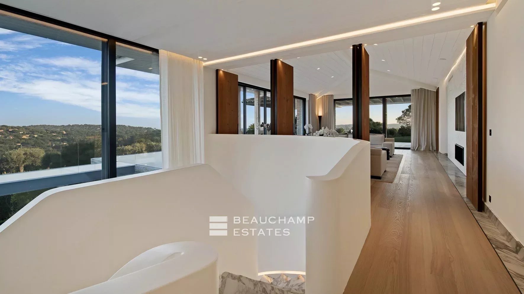 Villa d'exception avec vue panoramique sur la baie de Saint-Tropez