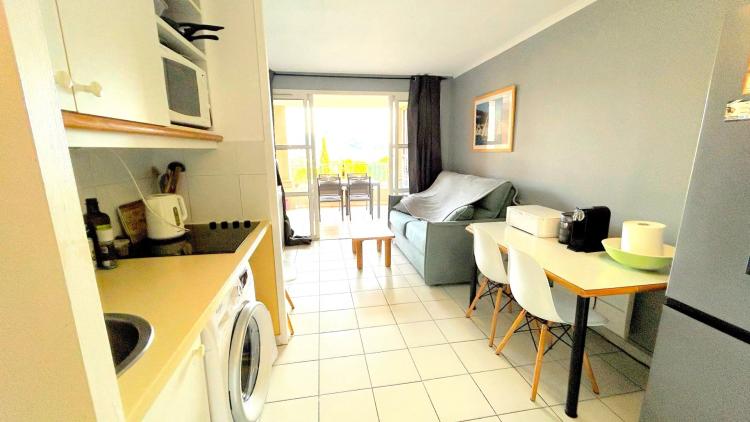 AGAY CAP ESTEREL LE HAMEAU coquet studio cabine vue mer. Parking