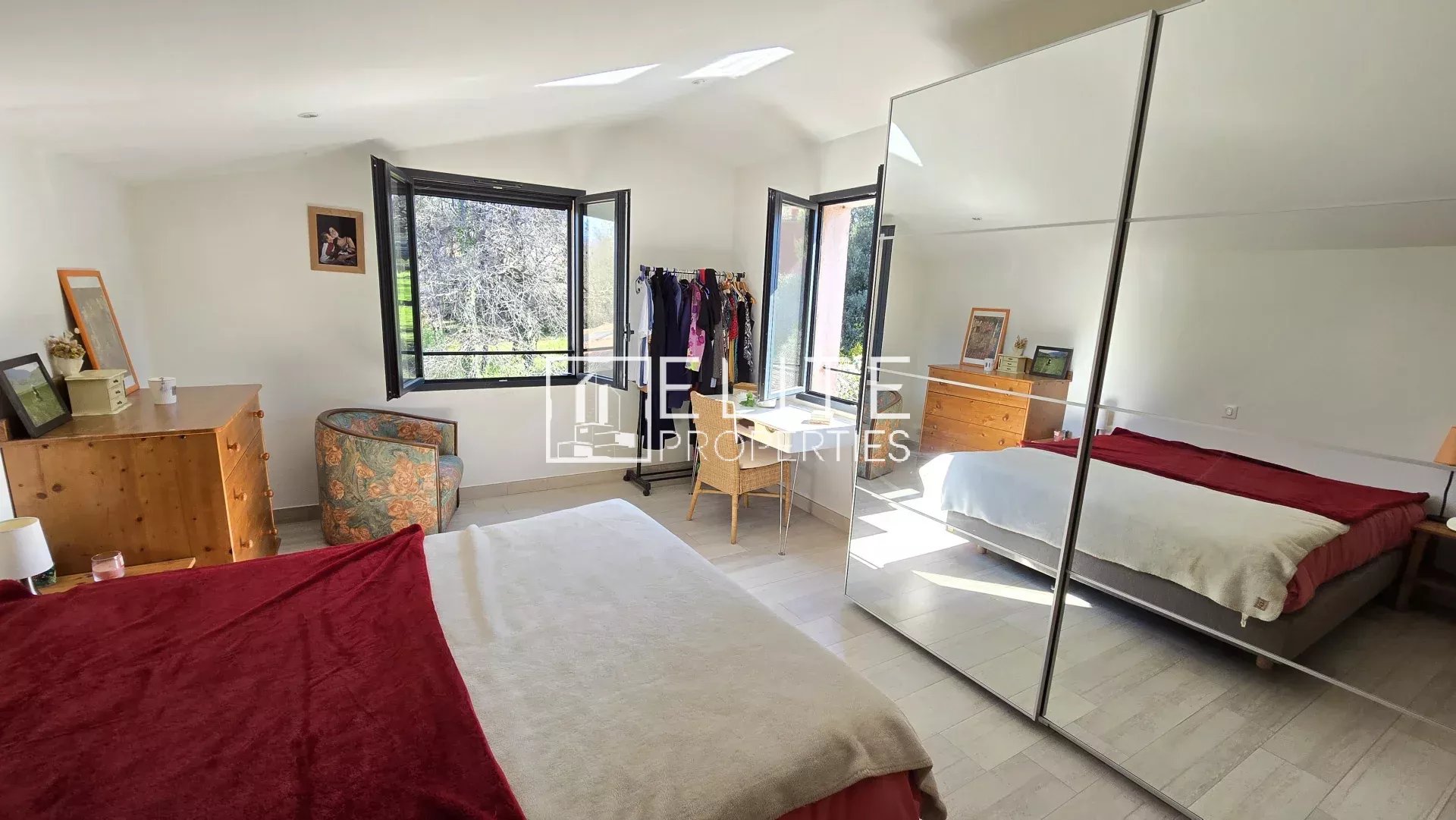 MAISON 6 PIÈCES DE 200 m² AU CALME + PISCINE – MOUANS-SARTOUX