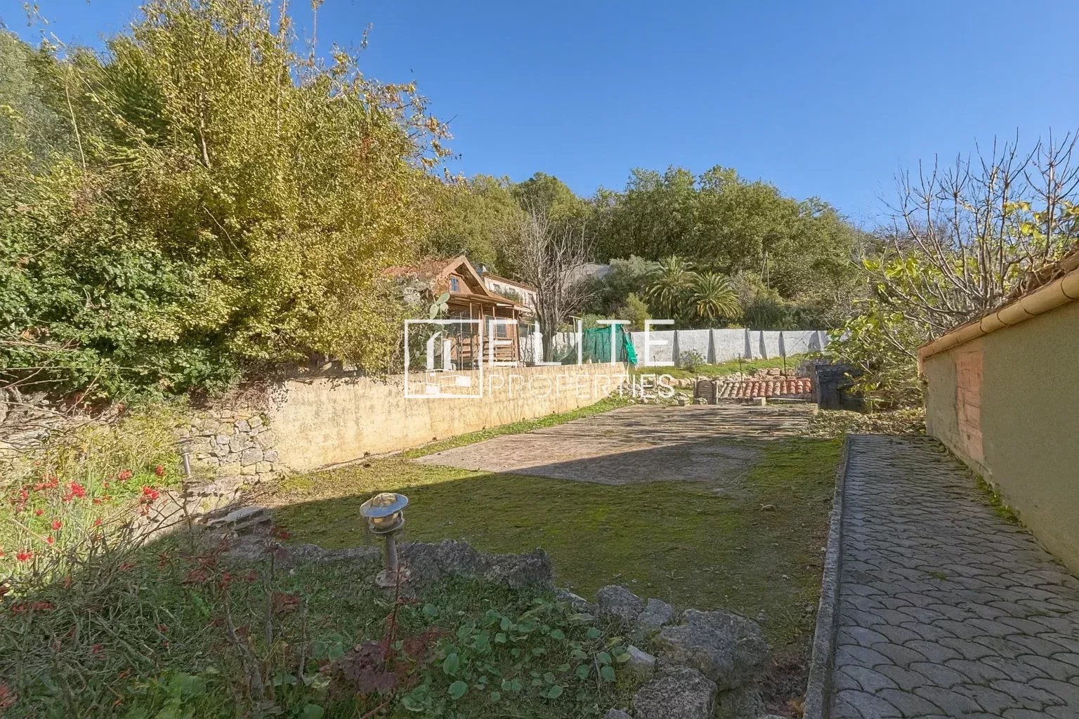 Mougins – Maison avec dépendances, garage XXL et terrain en restanques
