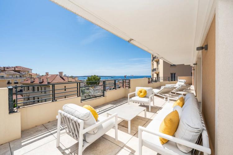 SUPERBE PENTHOUSE VUE MER PANORAMIQUE AVEC TRIPLE GARAGE CANNES CENTRE