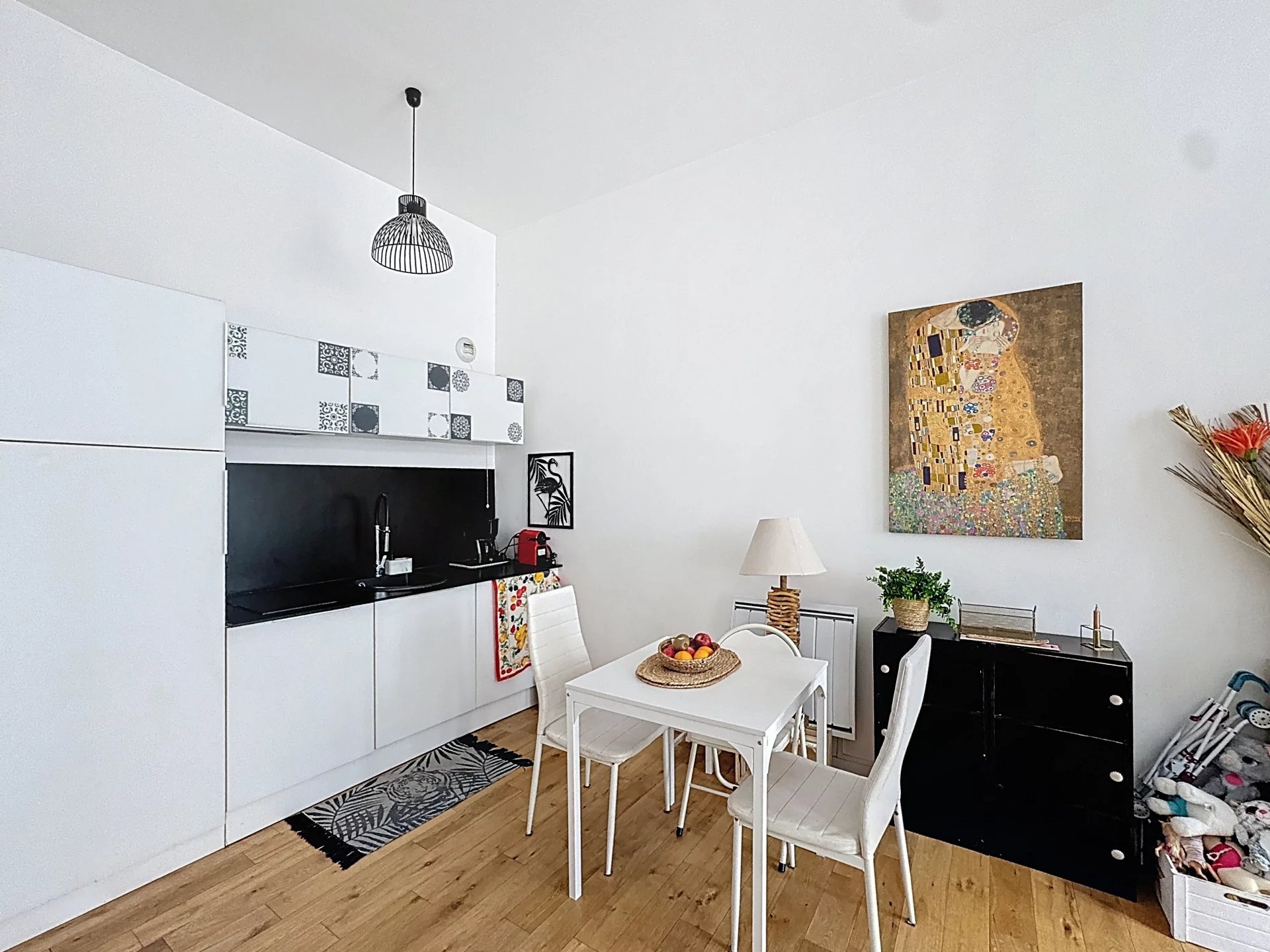 CANNES – LA BANANE • 2 PIÈCES RÉNOVÉ DANS IMMEUBLE BOURGEOIS ACSENSEUR ET EXTERIEUR