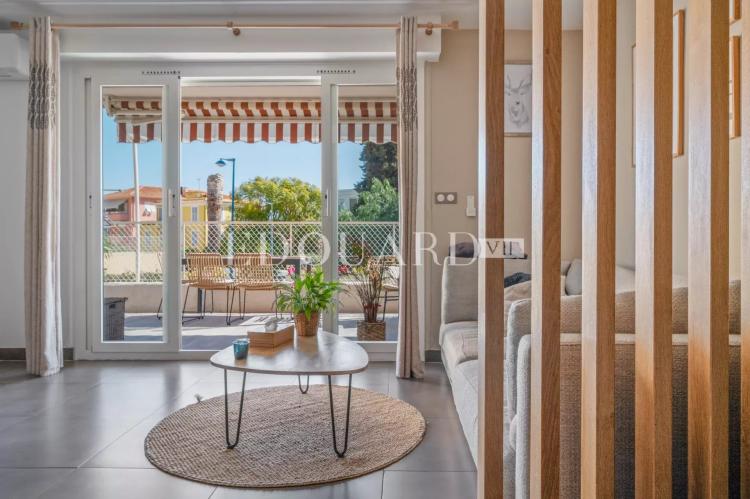 Sur la commune de Villefranche sur Mer,  charmant trois/quatre pièces à vendre avec grande terrasse