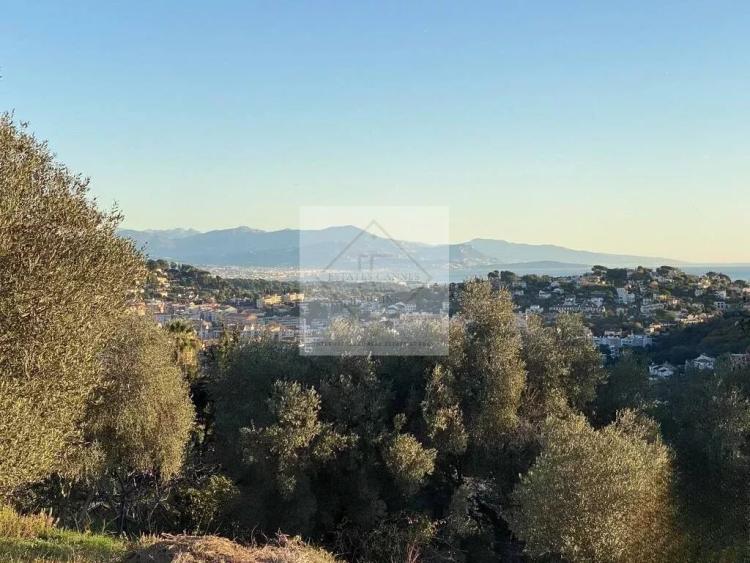 TERRAIN À BÂTIR AVEC VUE MER ET COLLINES – VALLAURIS