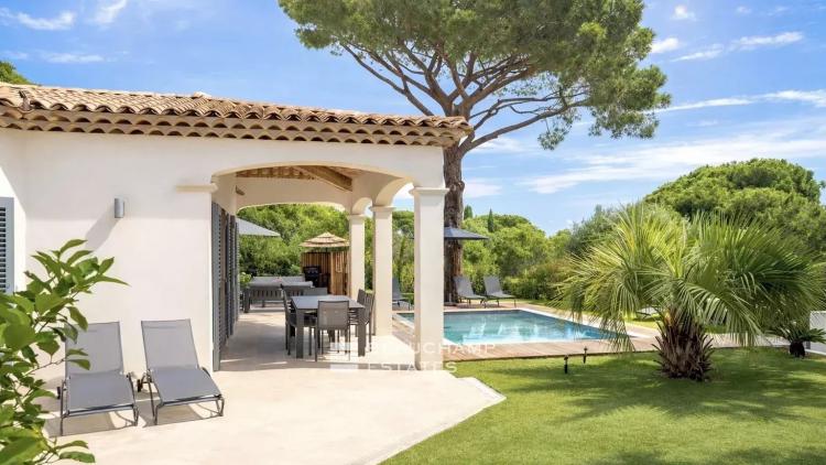 Villa neuve à pieds de la plage des Salins et à proximité du centre ville de Saint-Tropez