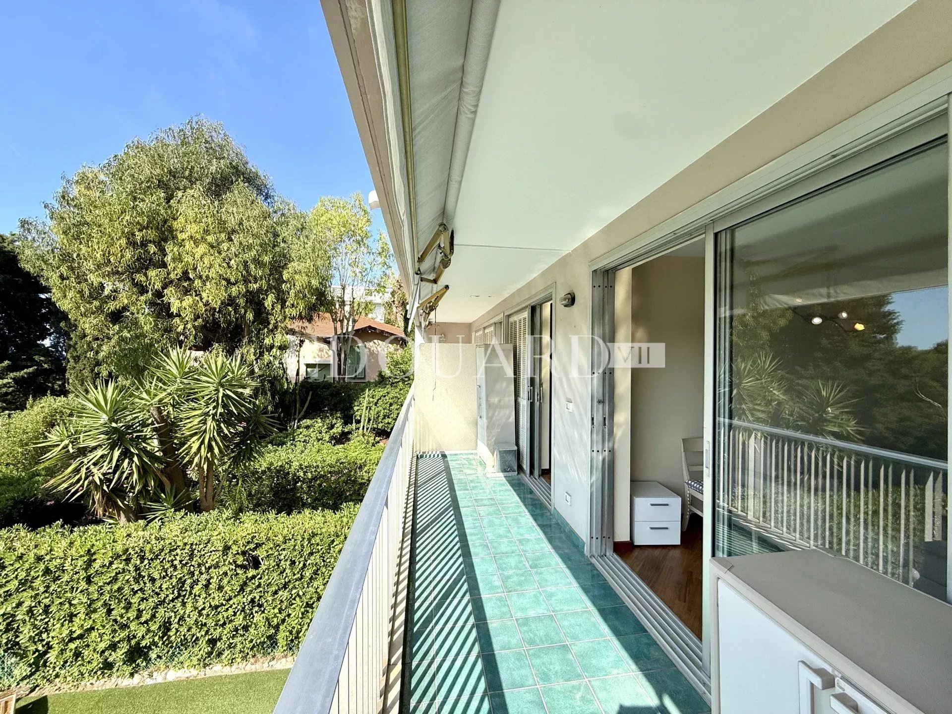 Dans prestigieux immeuble sur le Plateau du Cap, à vendre élégant deux pièces avec terrasse et cave