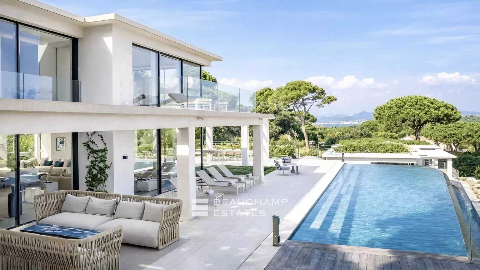 Propriété exceptionnelle contemporaine au coeur d'un domaine privé