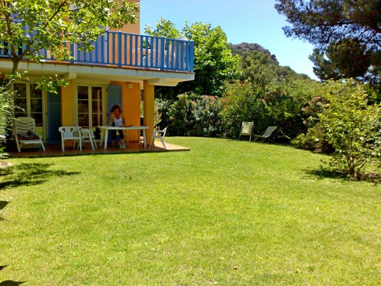 ACHAT SAINT RAPHAEL LE DRAMONT: confortable appartement trois pièces en rez-de-jardin cloturé. Commerces, plage et commodités à pieds