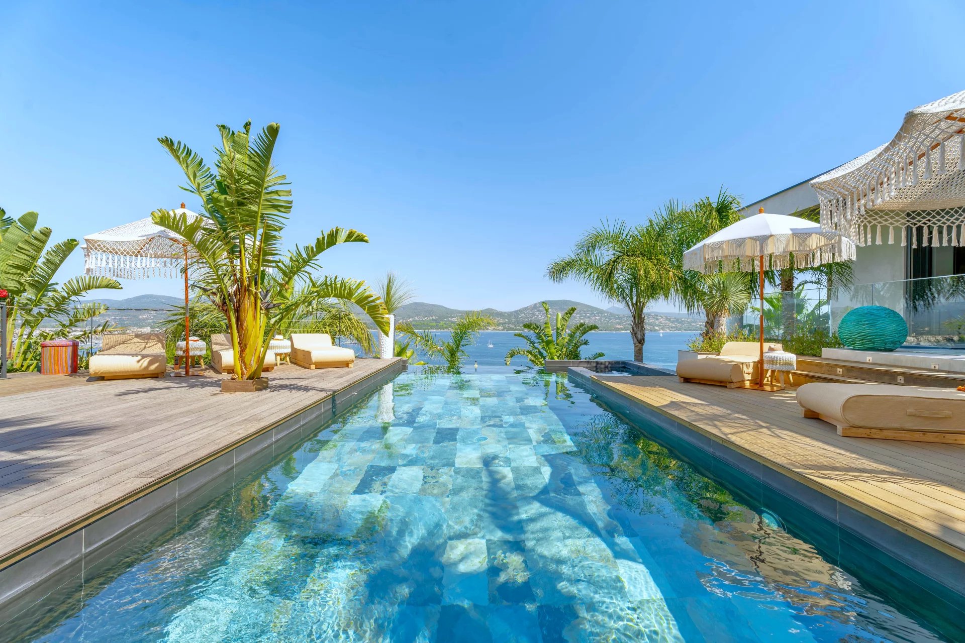 Villa contemporaine avec vue mer panoramique proche de Saint-Tropez