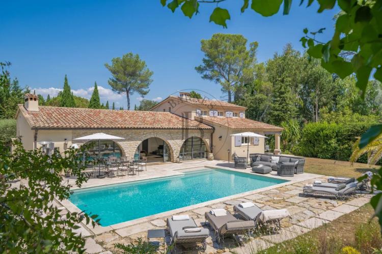 MOUGINS - VILLA DE CHARME - PROCHE DE L'ETANG