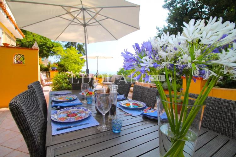 En exclusivité villa en très bon état avec double garage, grande terrasse, agréable jardin et belle vue mer