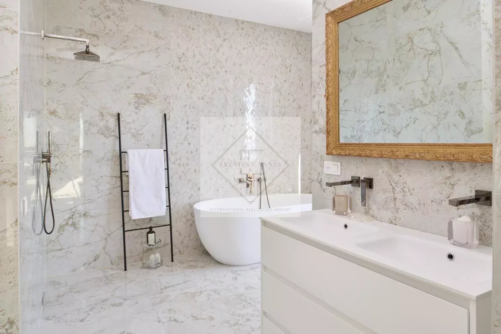 Villa de luxe à Cannes : Écrin d'élégance avec vue mer panoramique dans un domaine privé