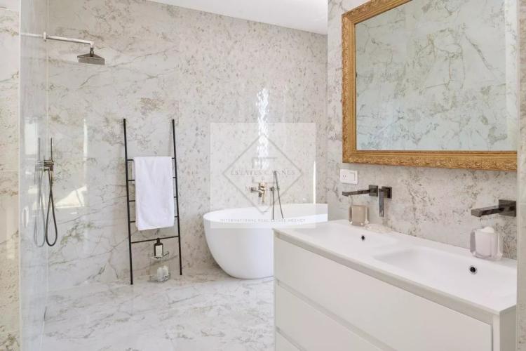 Villa de luxe à Cannes : Écrin d'élégance avec vue mer panoramique dans un domaine privé