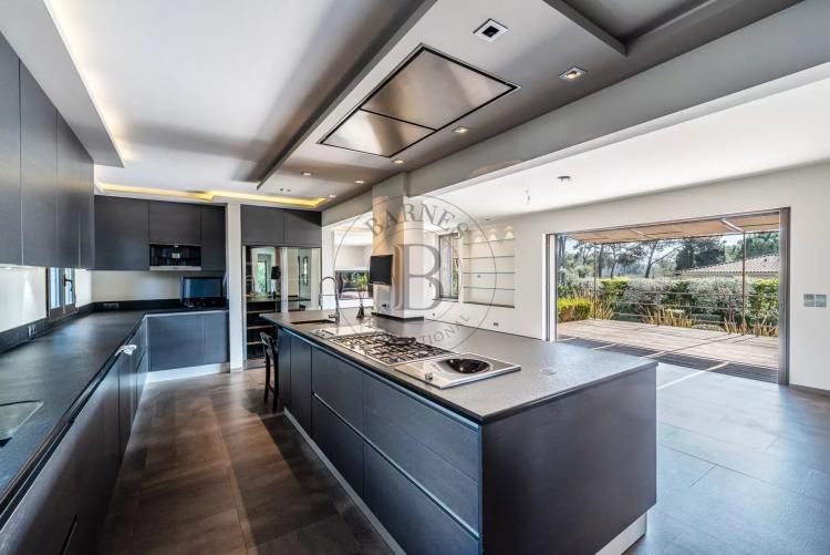 MOUGINS – BASTIDE RÉNOVÉE – PROCHE GOLF ET ÉCOLES INTERNATIONALES