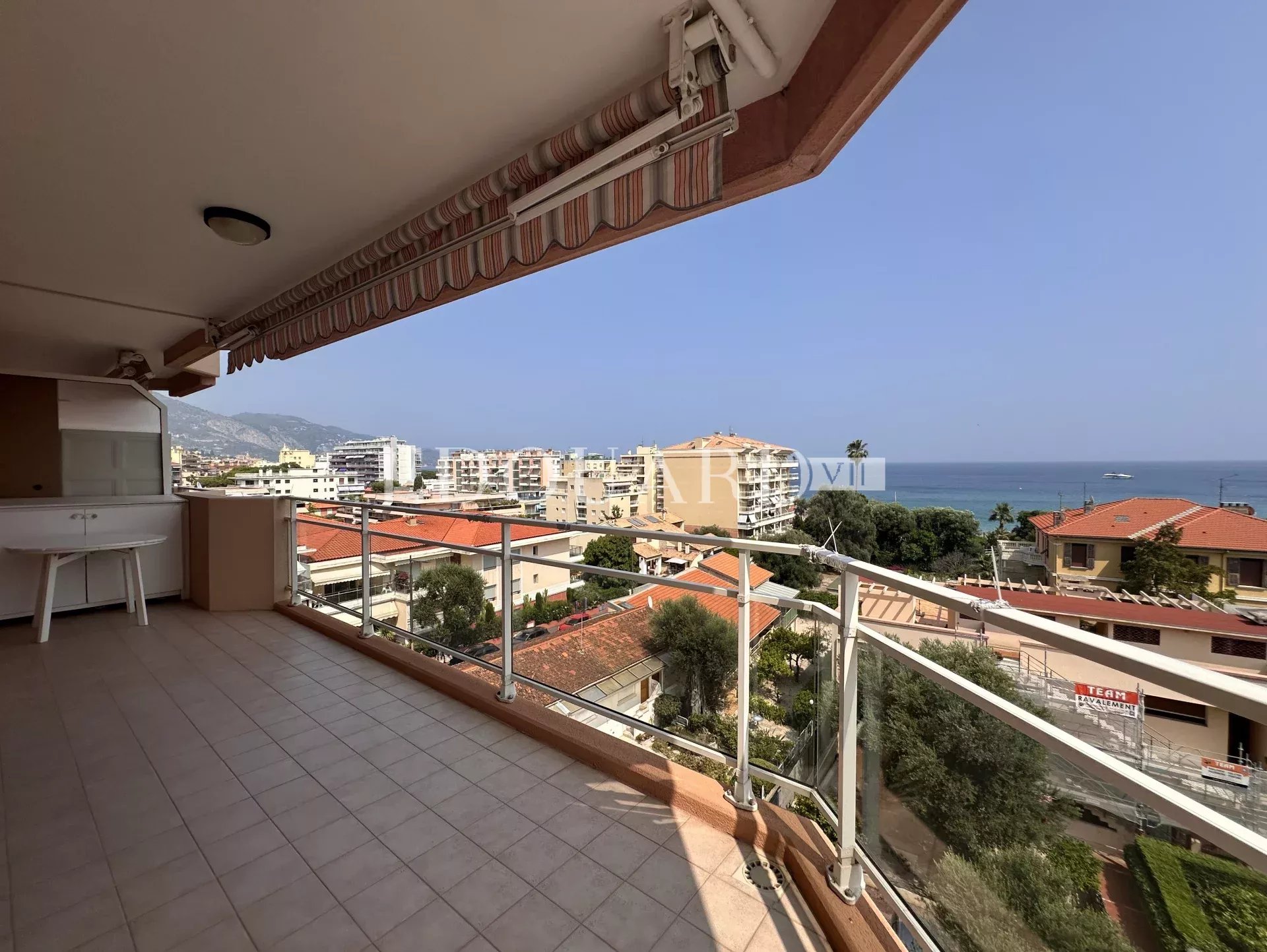 En exclusivité trois pièces avec vaste terrasse, splendide vue mer et double garage, dans immeuble de standing