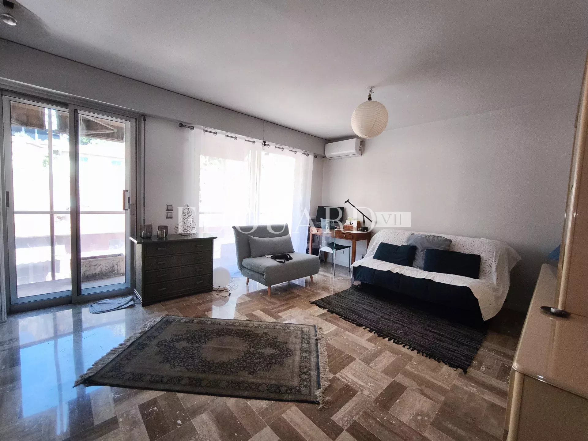 Aux portes de la Principauté de Monaco, superbe trois pièces à vendre avec terrasse et magnifique vue mer