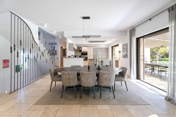 Villa récente à pied de la plage et proche du village de Saint-Tropez à vendre