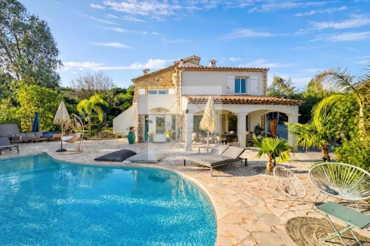 Mandelieu – Opportunité rare : terrain d’exception avec maison existante et projet de villa contemporaine de 600 m² avec permis purgé