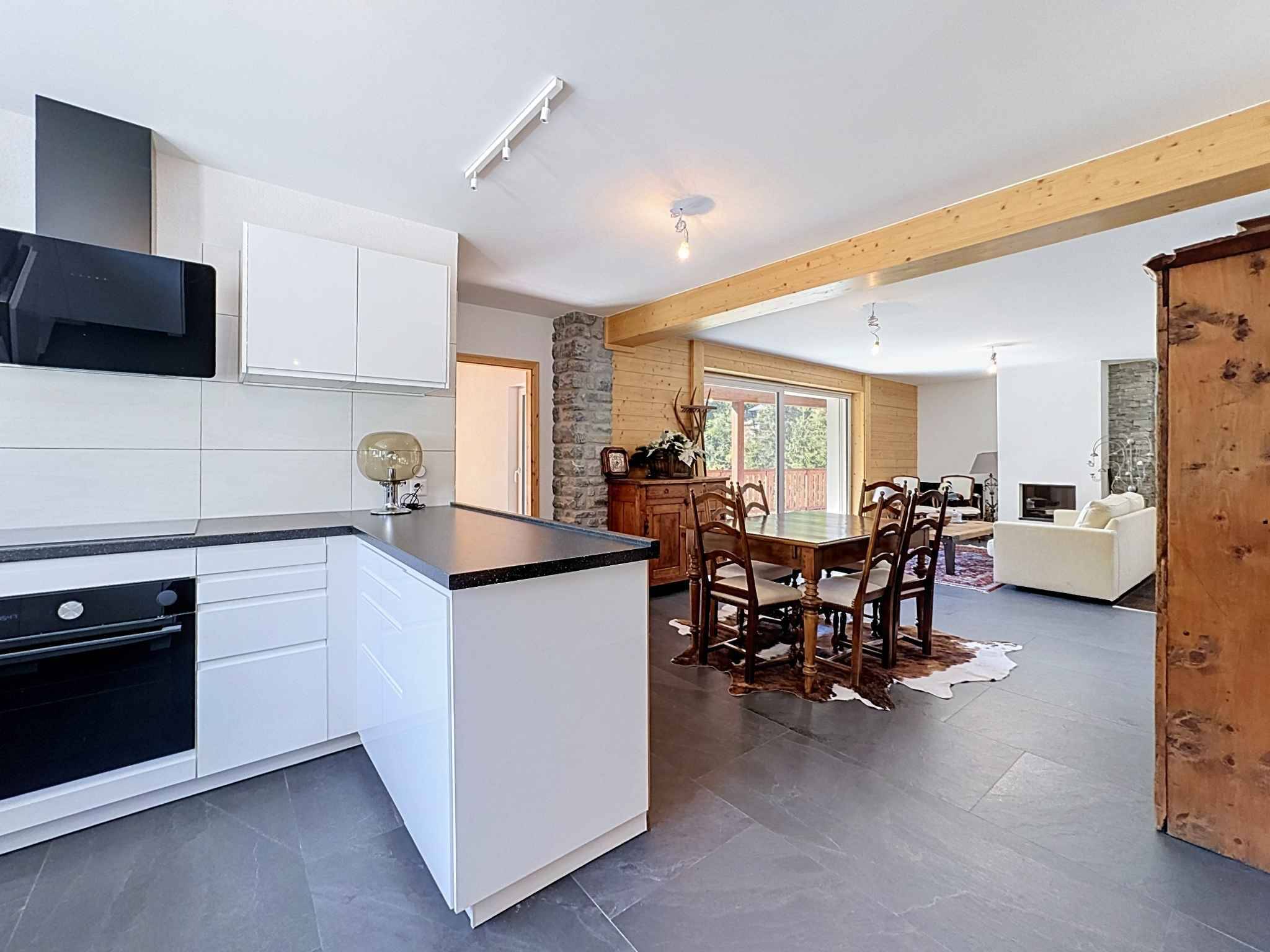 CHALET DE 15,5 PIÈCES
COMPOSÉ DE TROIS APPARTEMENTS INDÉPENDANTS