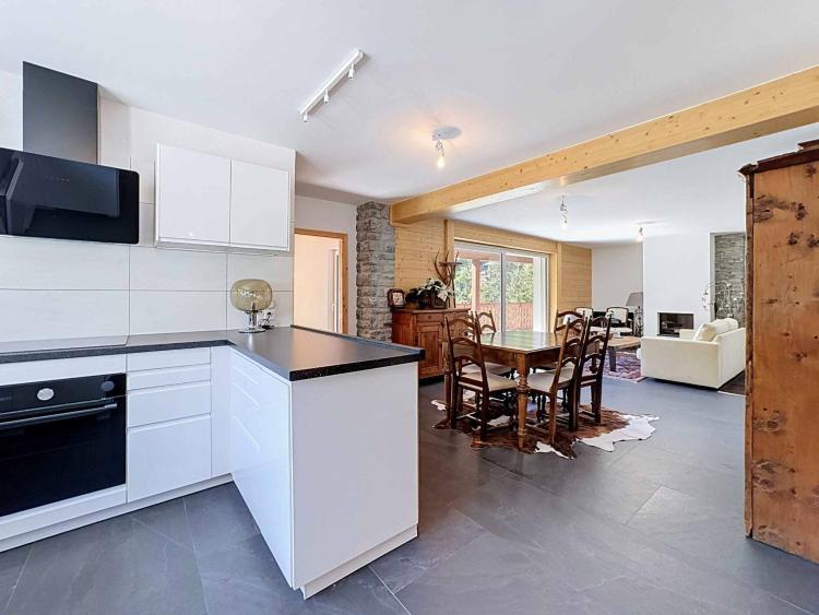 CHALET DE 15,5 PIÈCES
COMPOSÉ DE TROIS APPARTEMENTS INDÉPENDANTS