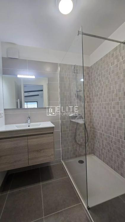 LOCAL COMMERCIAL DE 83m² + PARKINGS MOUGINS