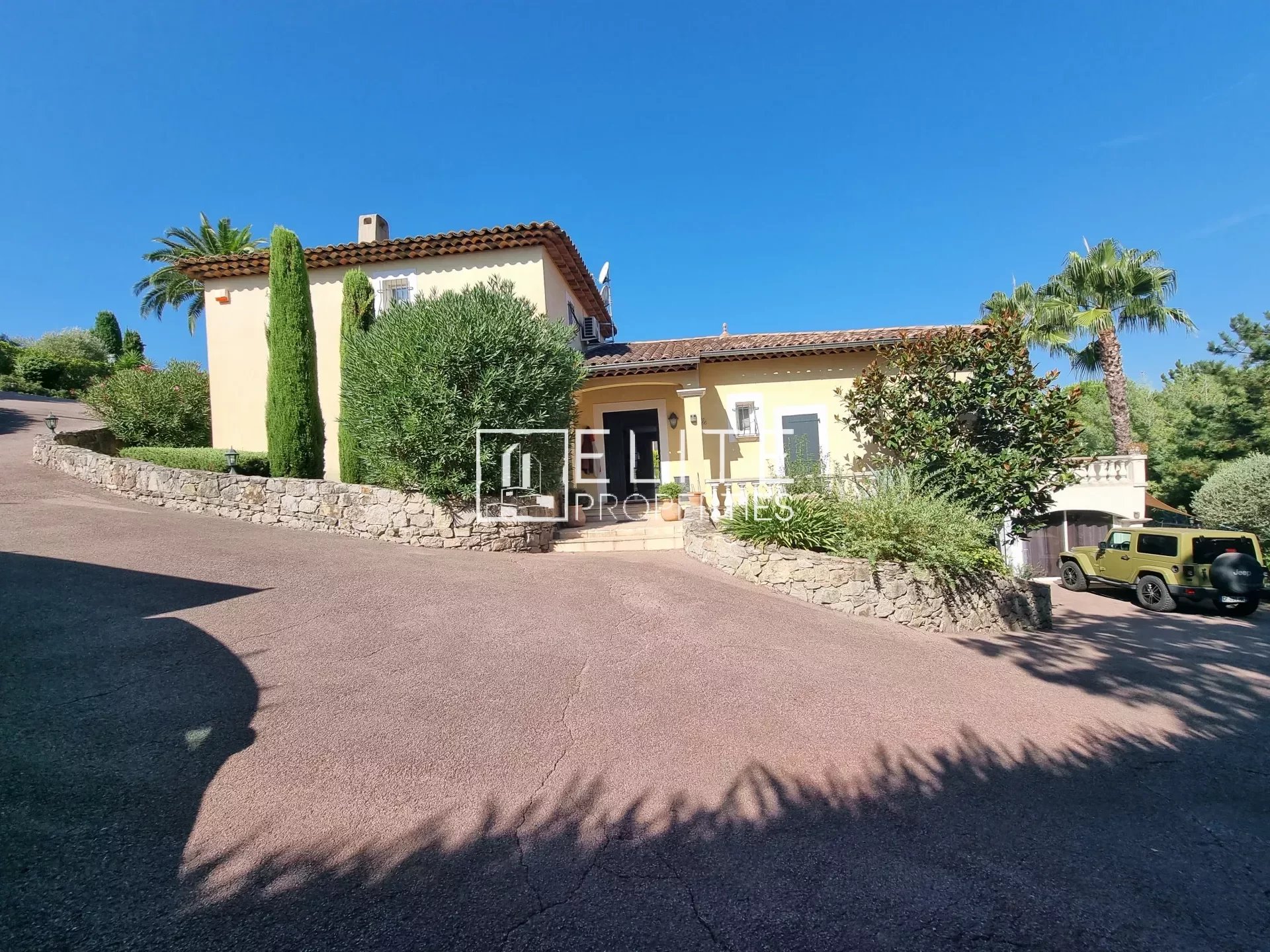 VILLA DE 203m² SUR 3212m² DE TERRAIN LES ADRETS