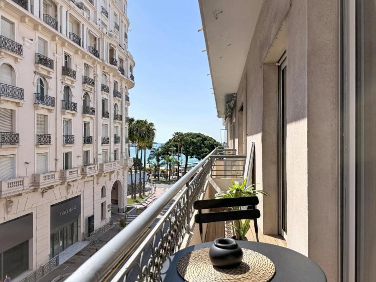 CANNES - ARRIERE CROISETTE - VUE LATERALE MER