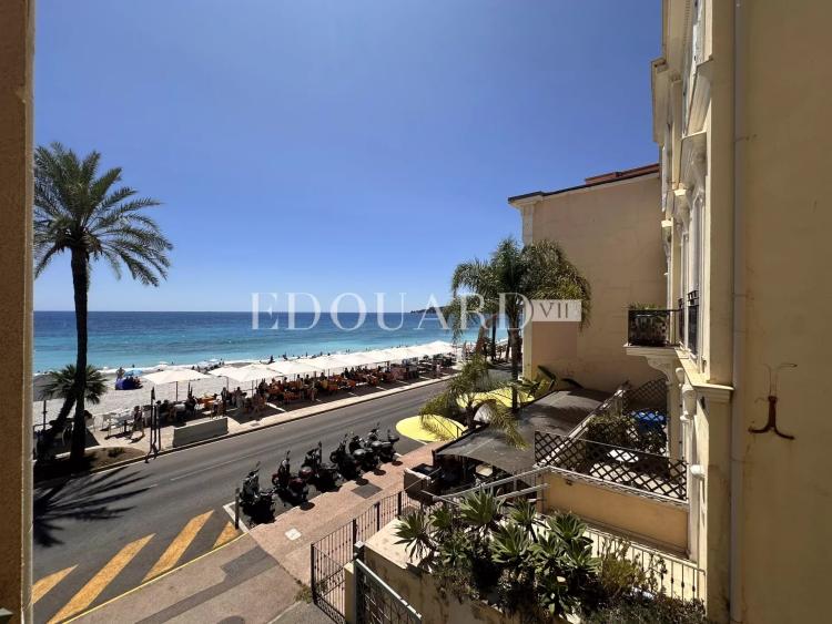En exclusivité deux pièces à vendre avec terrasse et splendide vue mer, dans immeuble face aux plages