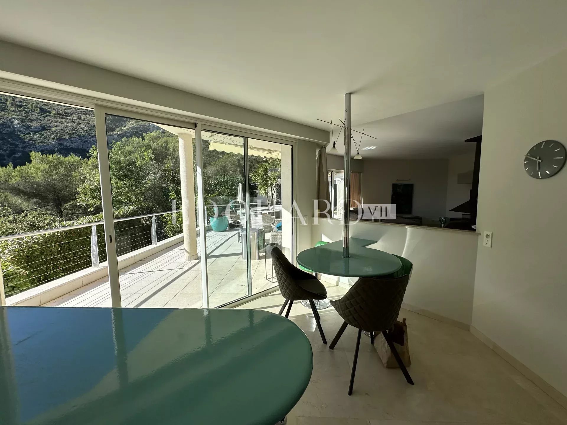 Superbe villa moderne avec belle vue mer et collines, à 10 minutes en voiture de la Principauté de Monaco