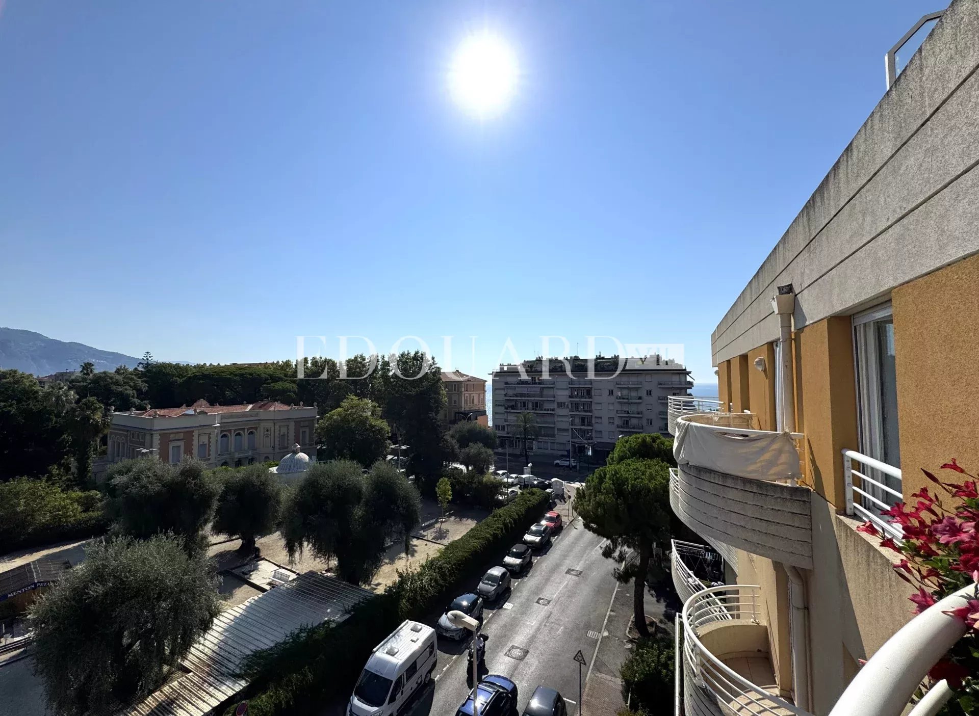 En exclusivité trois pièces à vendre avec terrasse, belle vue dégagée et garage