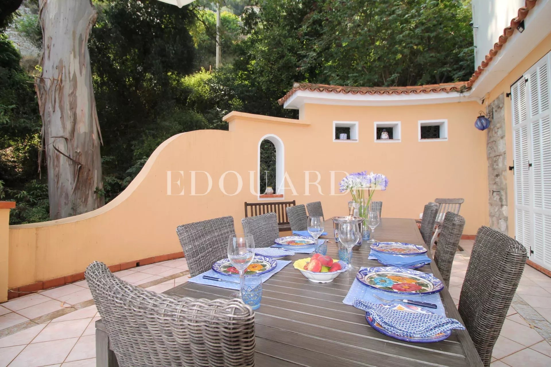 En exclusivité villa en très bon état avec double garage, grande terrasse, agréable jardin et belle vue mer