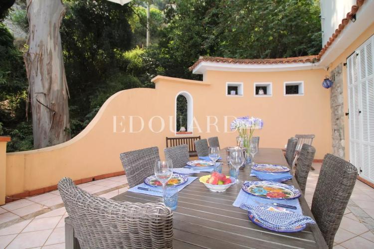 En exclusivité villa en très bon état avec double garage, grande terrasse, agréable jardin et belle vue mer
