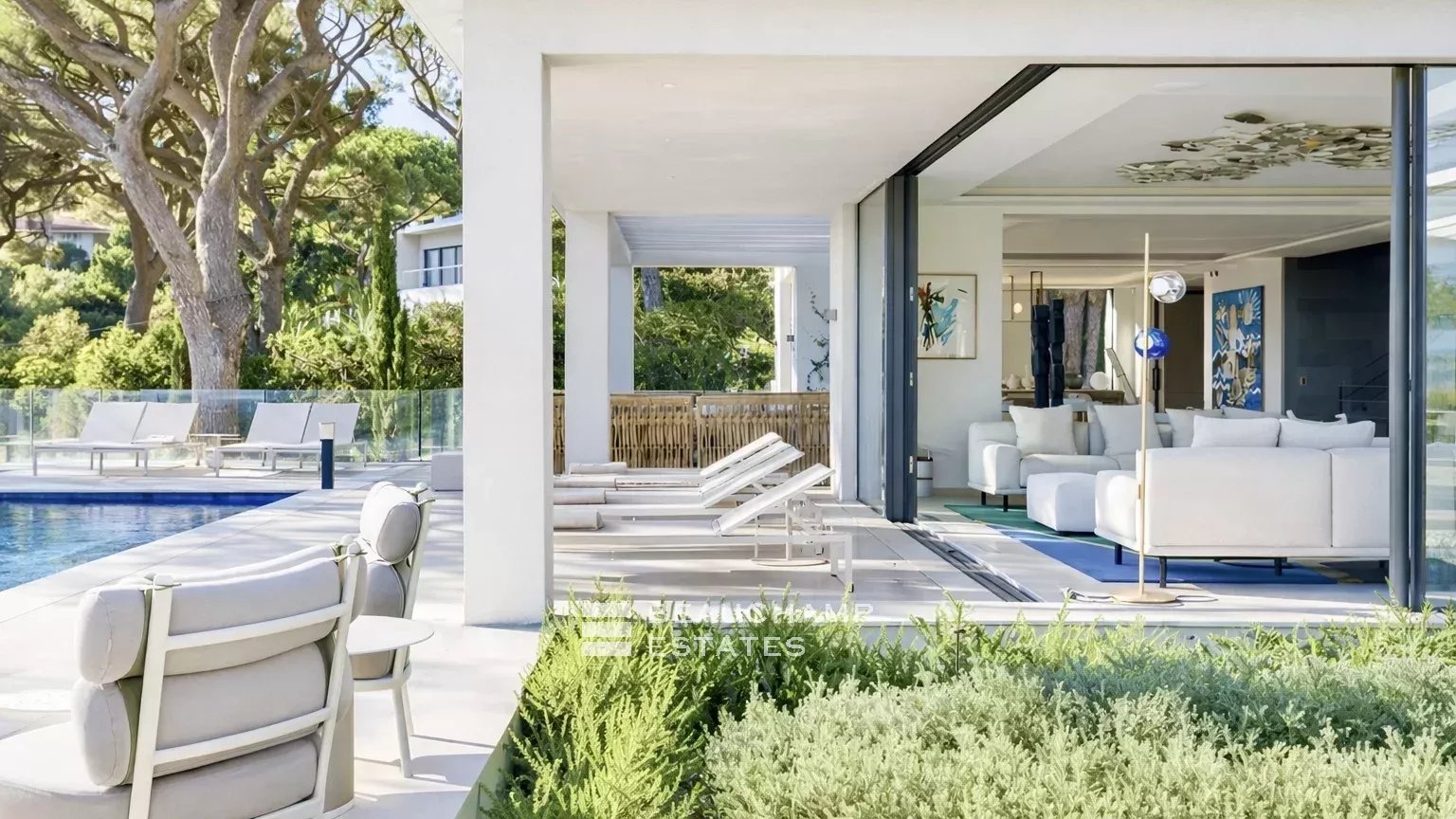 Propriété exceptionnelle contemporaine au coeur d'un domaine privé
